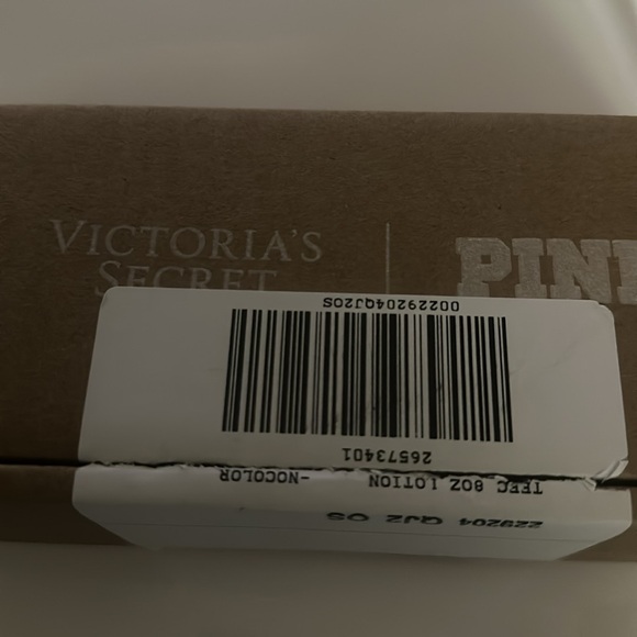 NEW Victoria's Secret
Natural Beauty Hydrating Body Lotion Coconut Milk & Rose - Picture 6 of 7